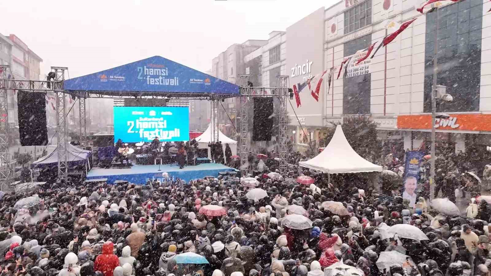 İstanbullular eksi derecede kar altında horon teptiler