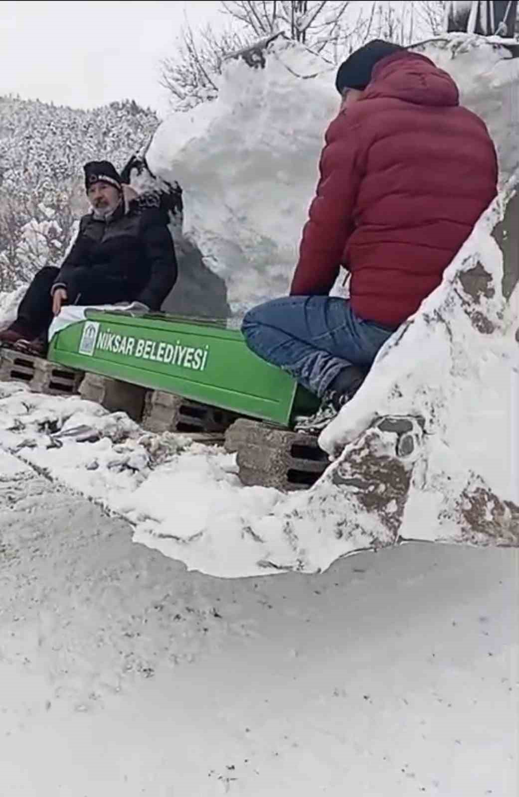Kar nedeniyle yol kapandı, cenaze iş makinesiyle taşındı