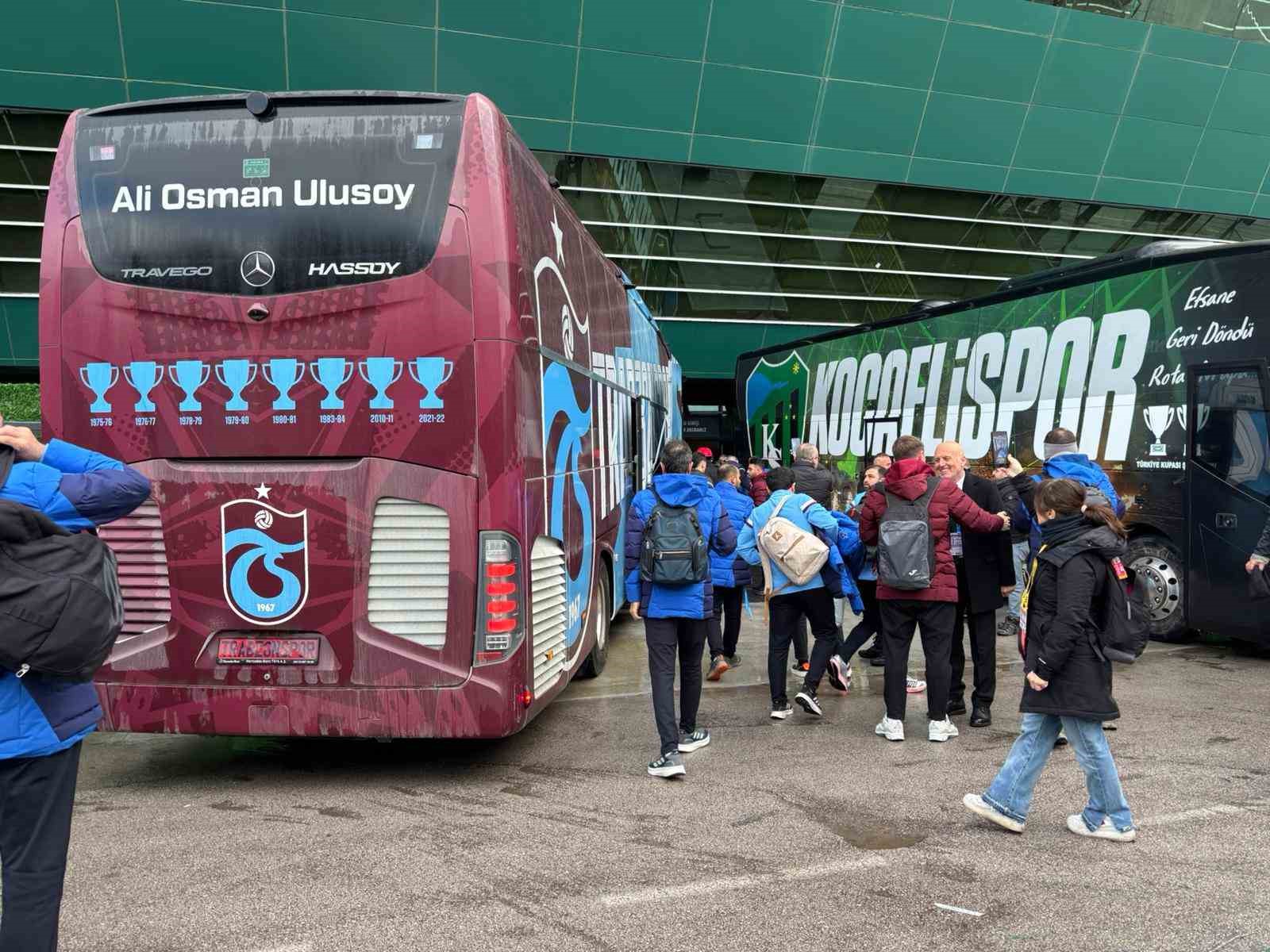 Trabzonspor ve Kocaelispor, stadyuma giriş yaptı