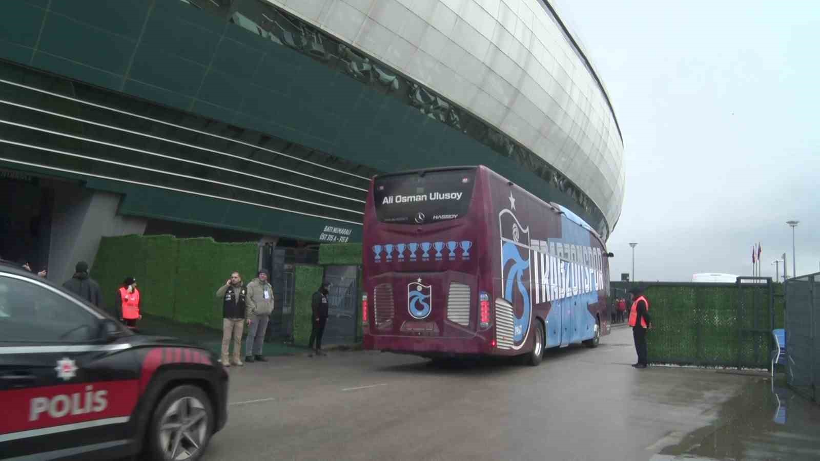 Trabzonspor ve Kocaelispor, stadyuma giriş yaptı