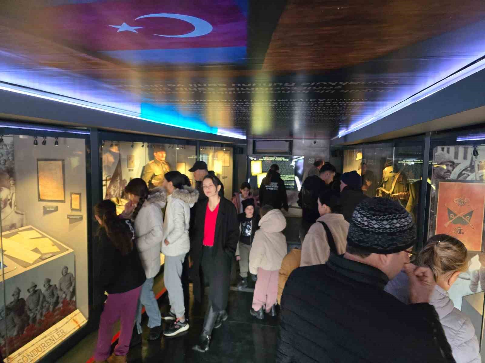 Çanakkale Savaşları Mobil Müzesi Sındırgı’da yoğun ilgi gördü