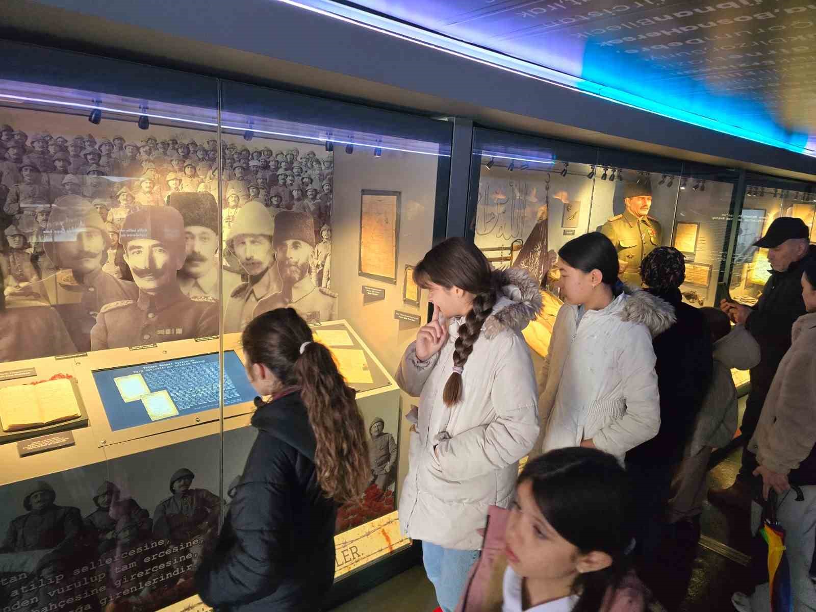 Çanakkale Savaşları Mobil Müzesi Sındırgı’da yoğun ilgi gördü