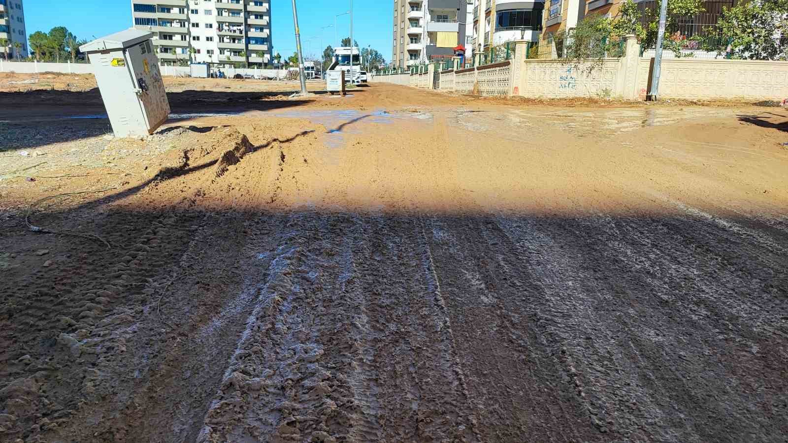 Vatandaşın çamur ve toz isyanı