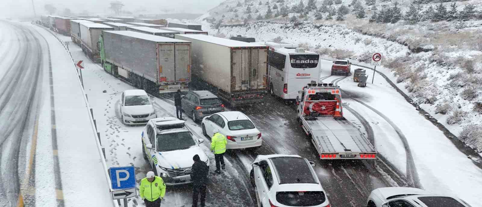 Erzincan-Sivas kara yolunda ulaşım güçlükle sağlanıyor