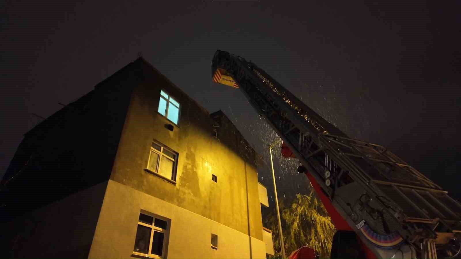 Kuş beslerken çatıda mahsur kalan gençleri itfaiye kurtardı