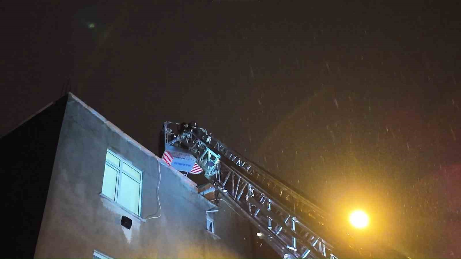 Kuş beslerken çatıda mahsur kalan gençleri itfaiye kurtardı