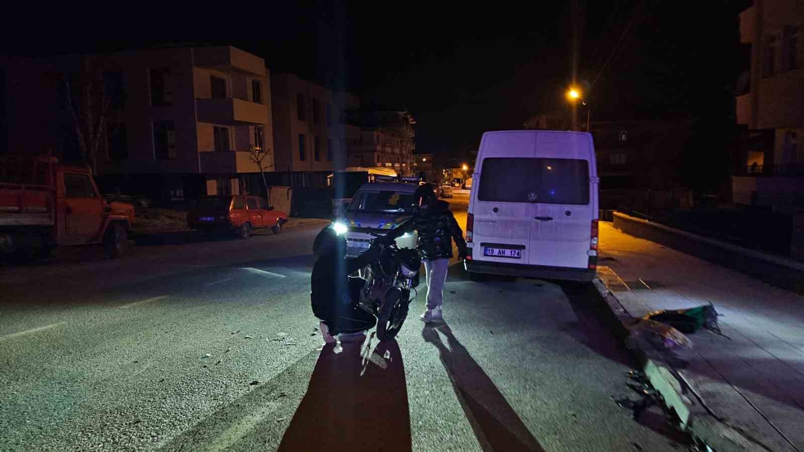 Motosiklet ile otomobil çarpıştı: 2 yaralı