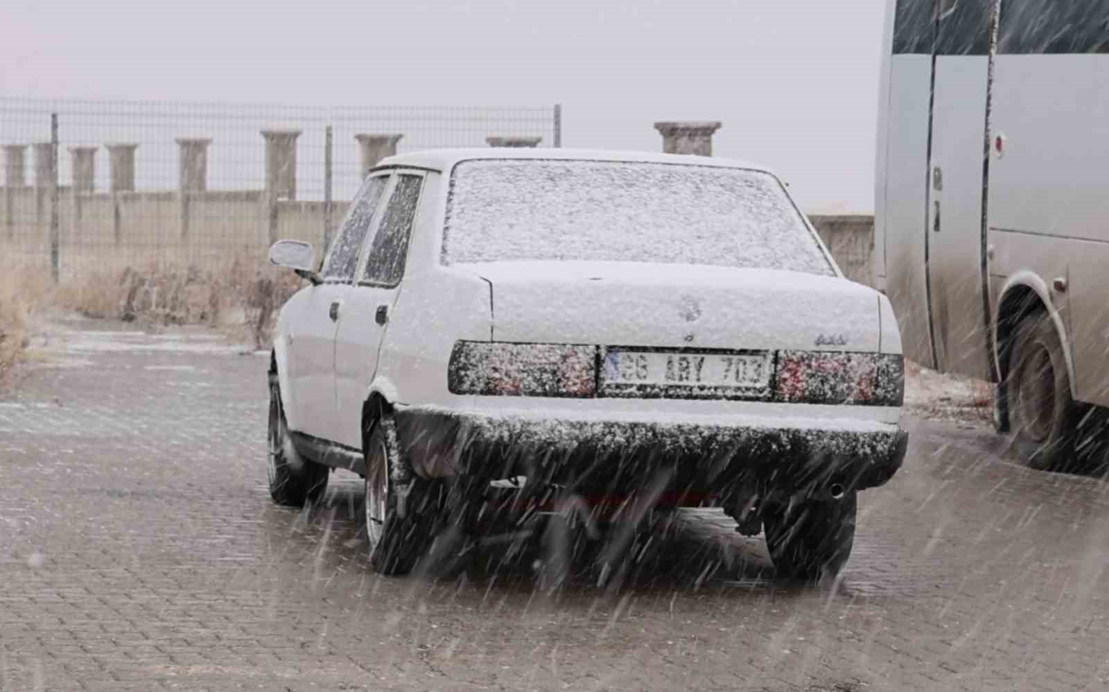 Aksaray’da kar yağışı etkili oluyor