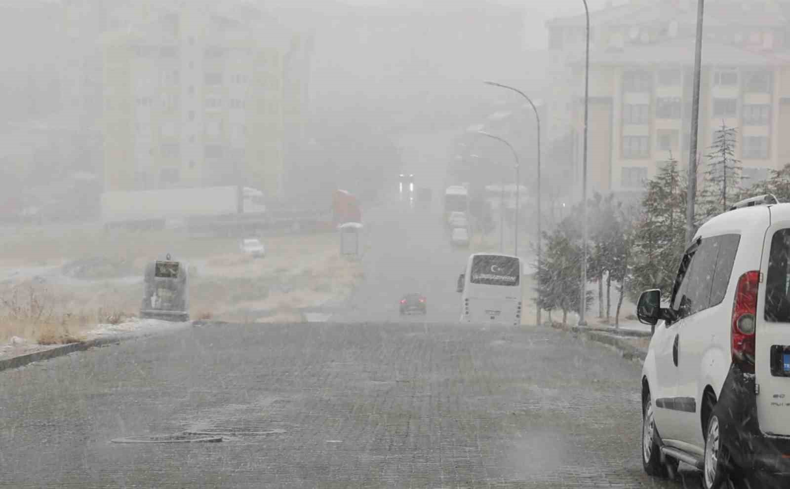 Aksaray’da kar yağışı etkili oluyor