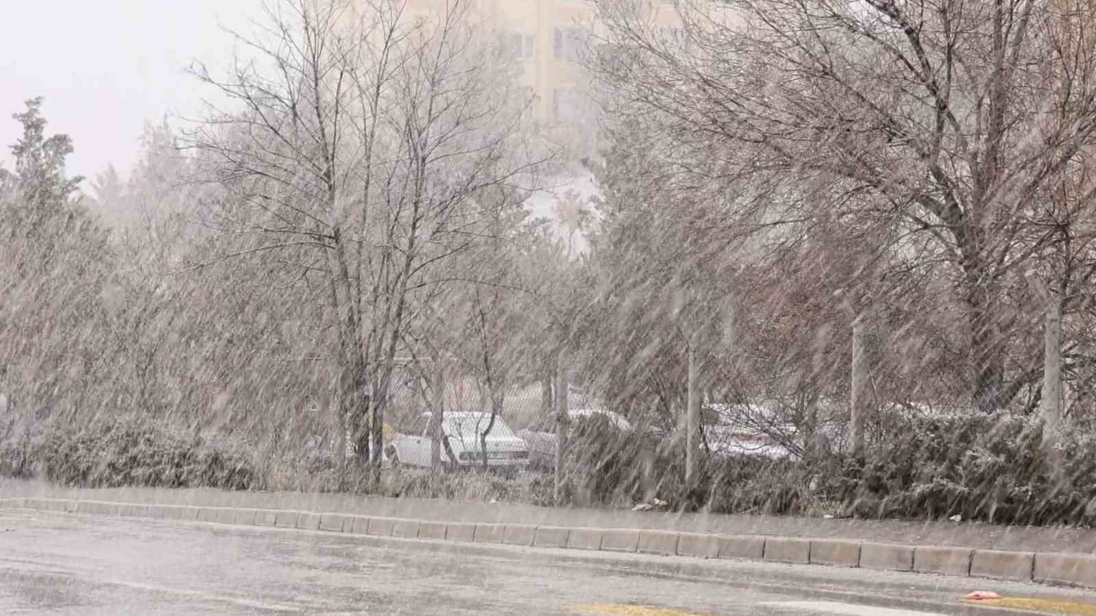 Aksaray’da kar yağışı etkili oluyor