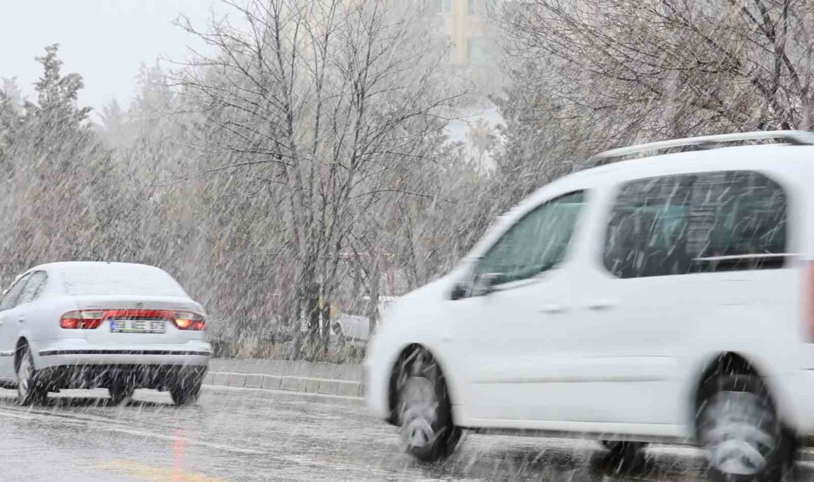 Aksaray’da kar yağışı etkili oluyor