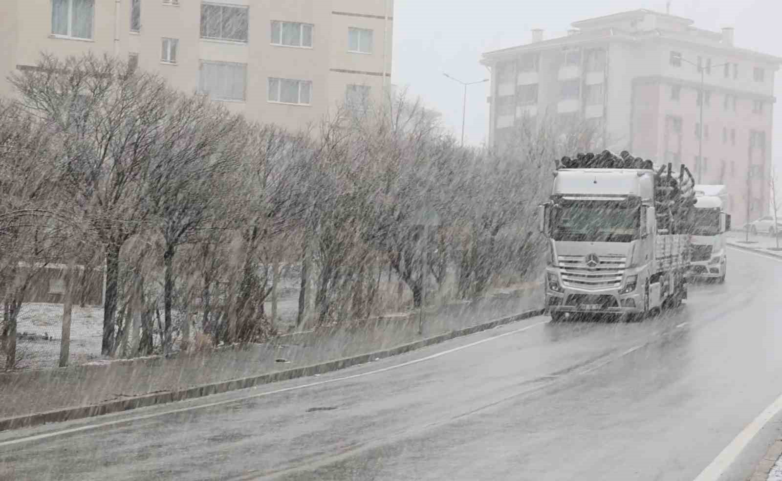 Aksaray’da kar yağışı etkili oluyor
