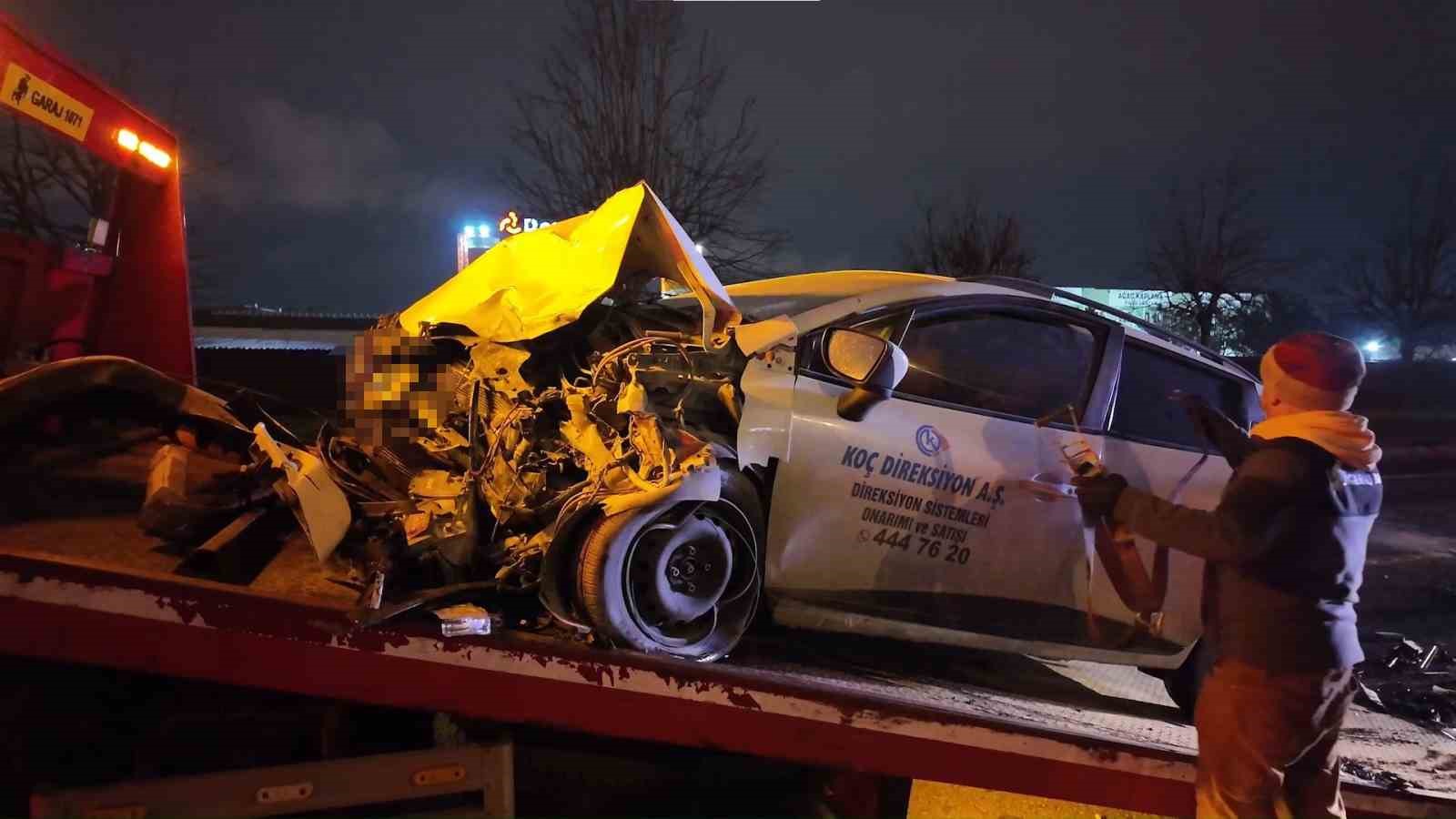 Sancaktepe’de ters şeritte ilerleyen otomobil dehşet saçtı: İki araç çarpıştı, 2 kişi yaralandı