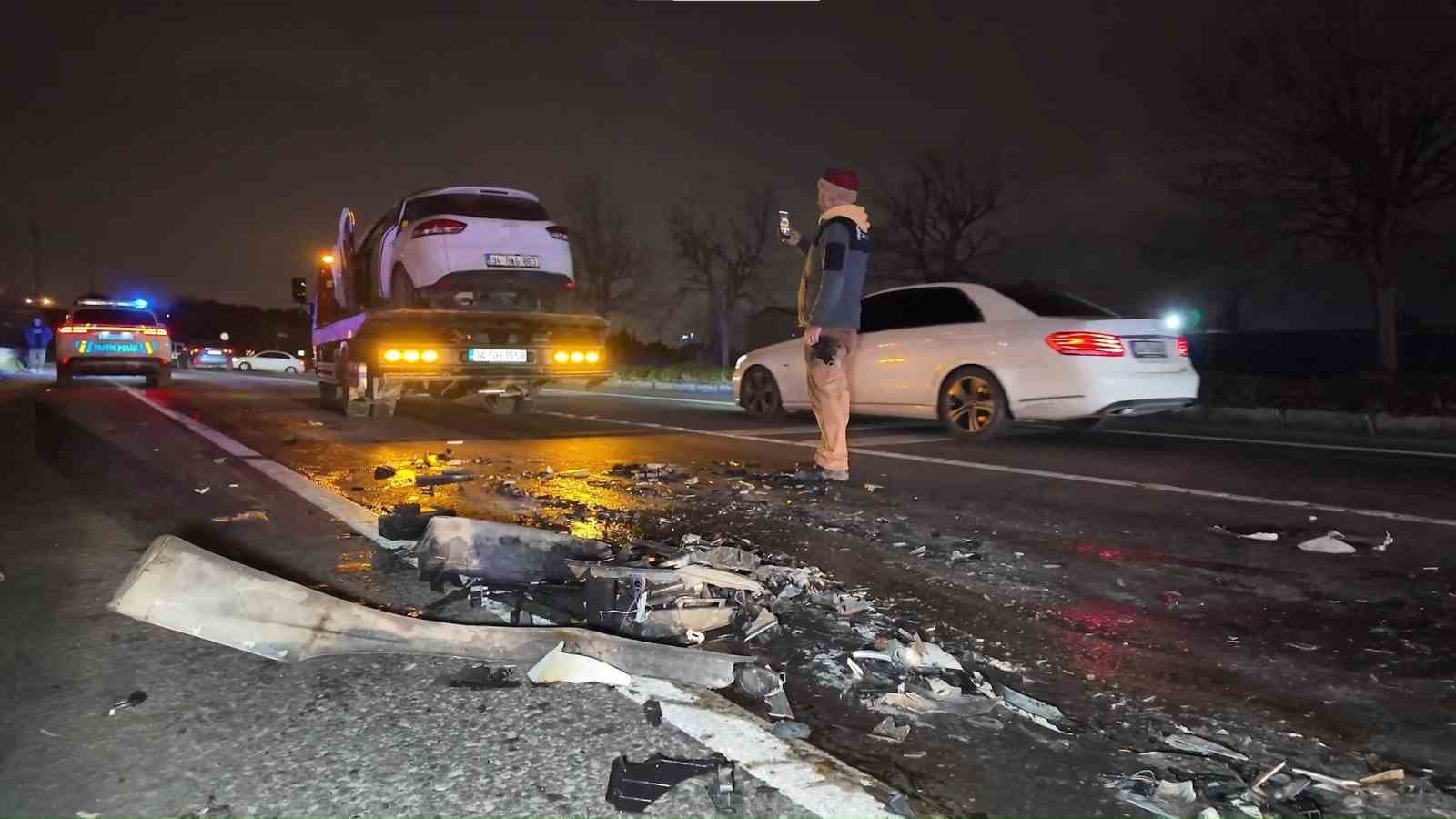 Sancaktepe’de ters şeritte ilerleyen otomobil dehşet saçtı: İki araç çarpıştı, 2 kişi yaralandı