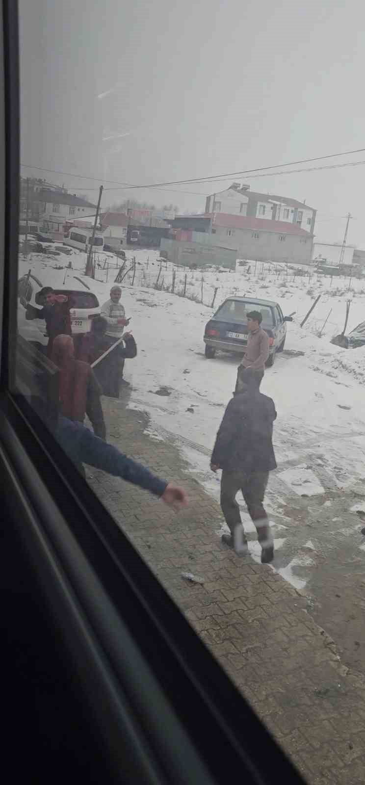 Karakoçan’da Muş-Bursa seferini yapan yolcu otobüsüne saldırı