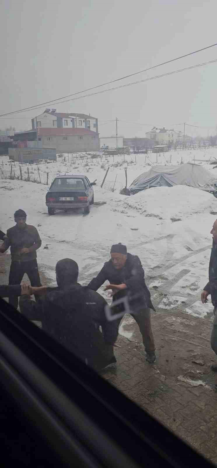 Karakoçan’da Muş-Bursa seferini yapan yolcu otobüsüne saldırı