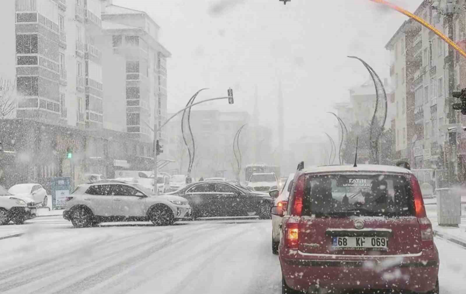 Aksaray yağan karla beyaza büründü