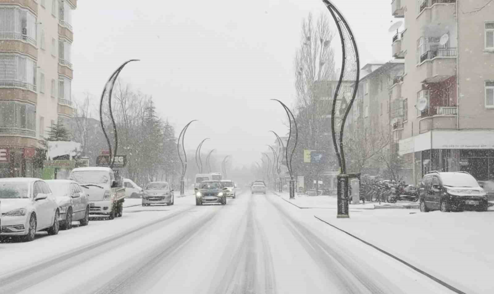 Aksaray yağan karla beyaza büründü