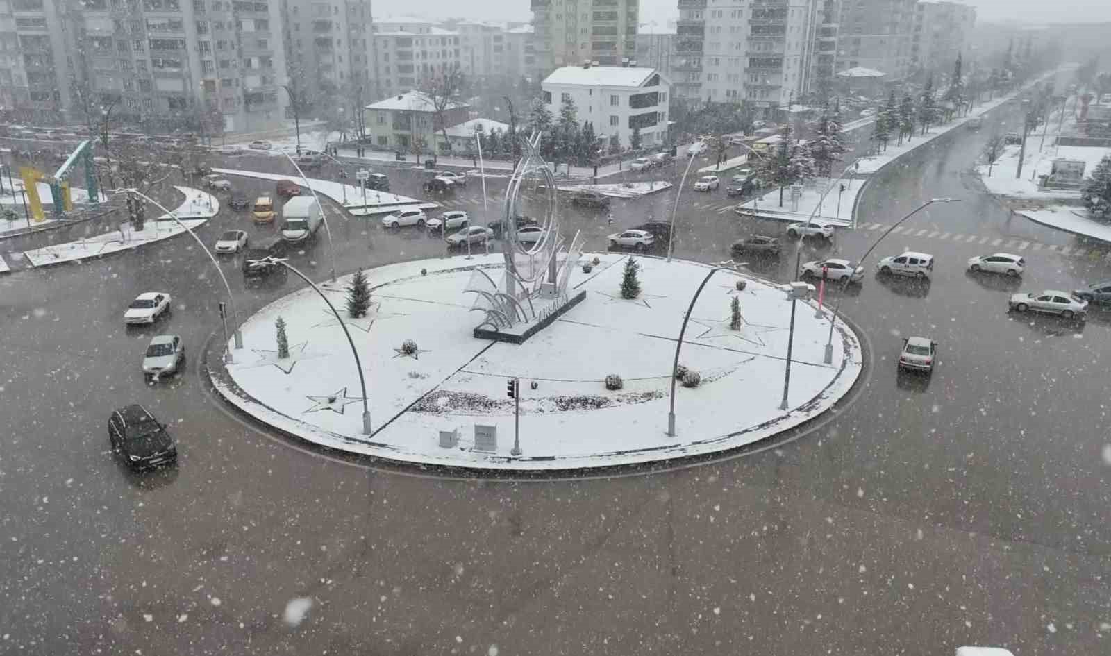 Aksaray yağan karla beyaza büründü