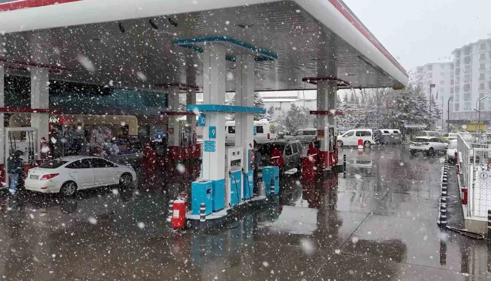 Aksaray yağan karla beyaza büründü