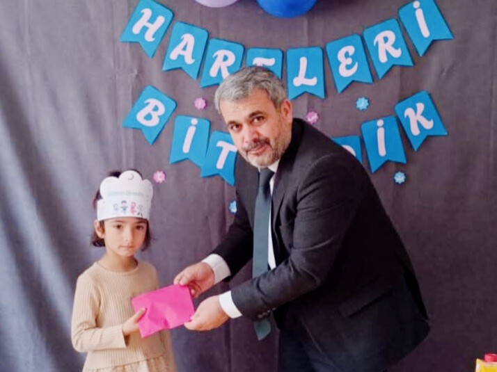 Minik öğrencilerin harfleri bitirme sevinci