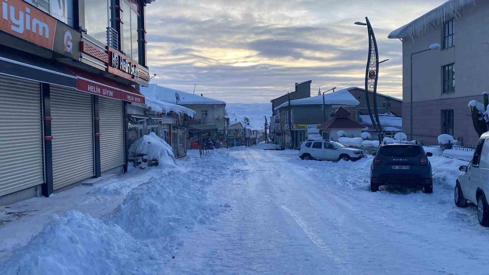 Kar ve buzla kaplı Karlıova sessizliğe büründü