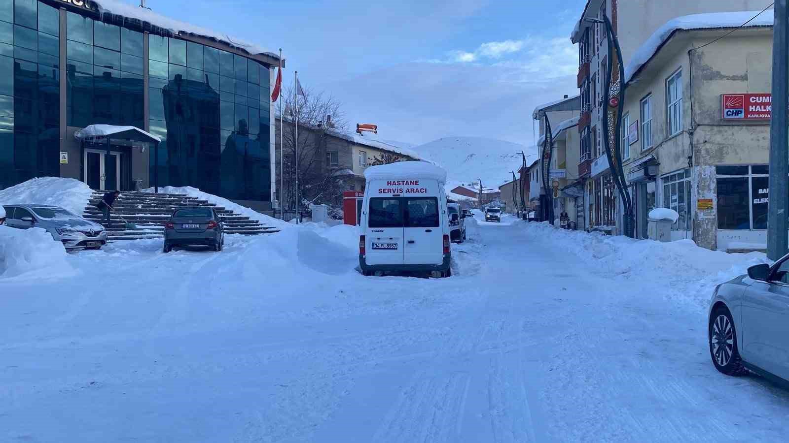 Kar ve buzla kaplı Karlıova sessizliğe büründü