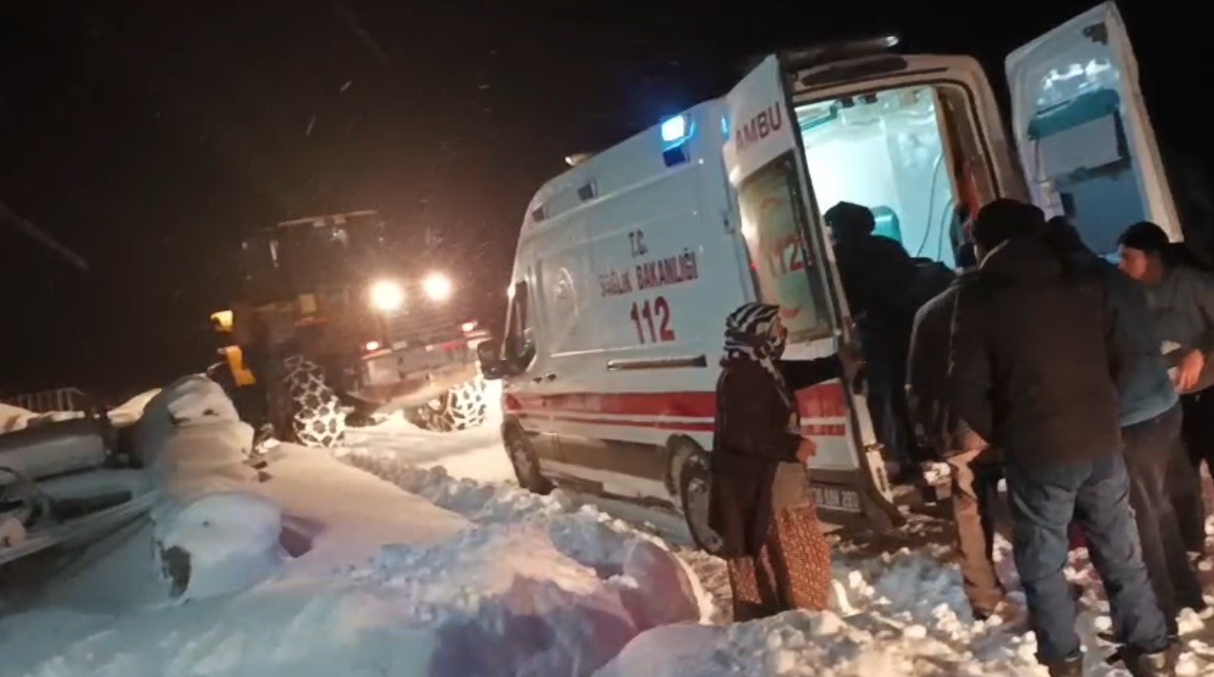 Kars’ta hasta kadın için ekipler karlı yolları aştı