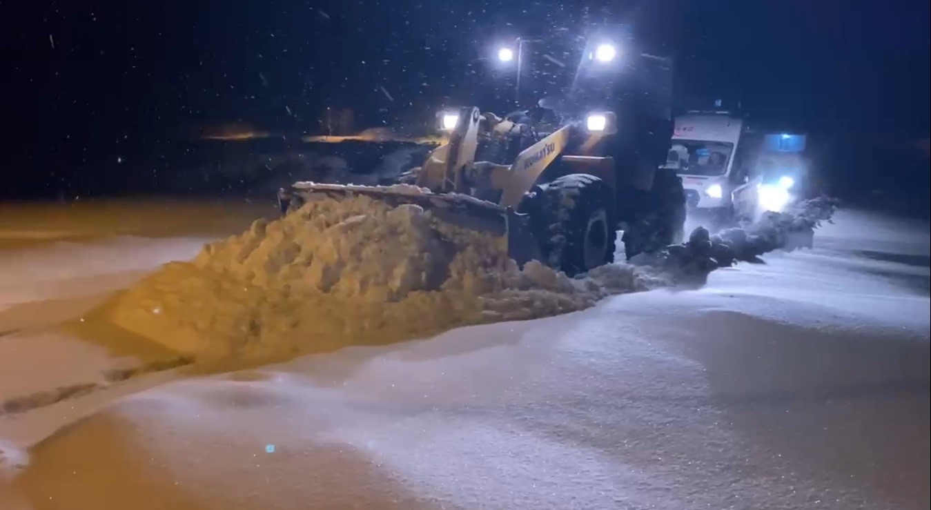 Kars’ta hasta kadın için ekipler karlı yolları aştı