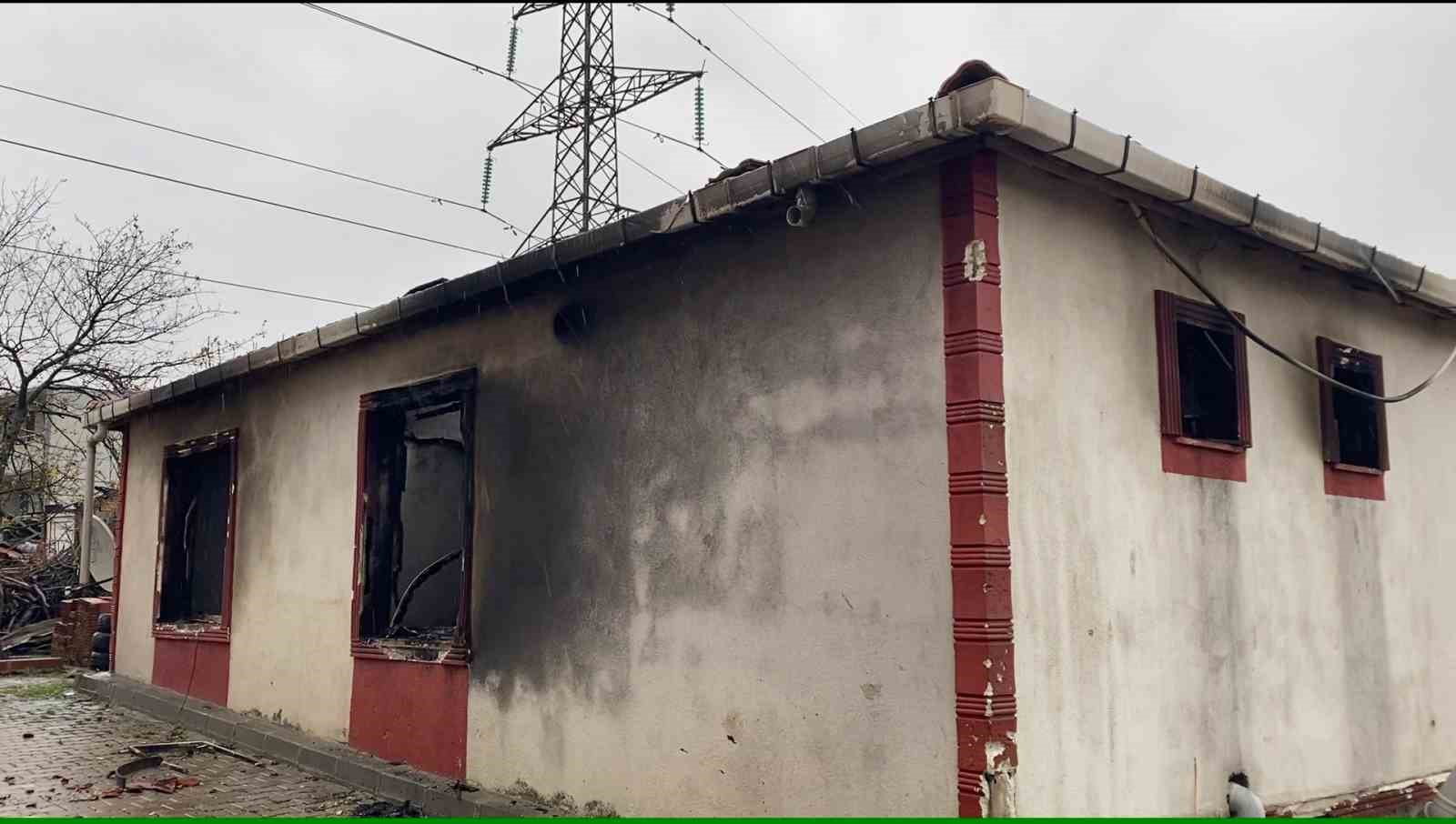 Kocaeli’yi fırtına vurdu: Evlerin çatıları uçtu, vatandaş tenteyle birlikte savruldu