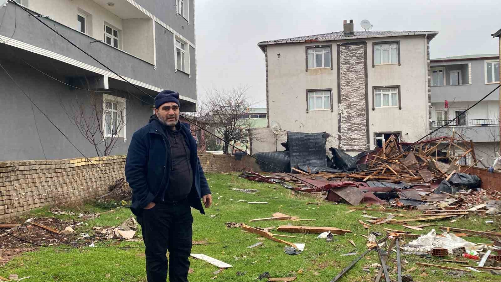 Kocaeli’yi fırtına vurdu: Evlerin çatıları uçtu, vatandaş tenteyle birlikte savruldu