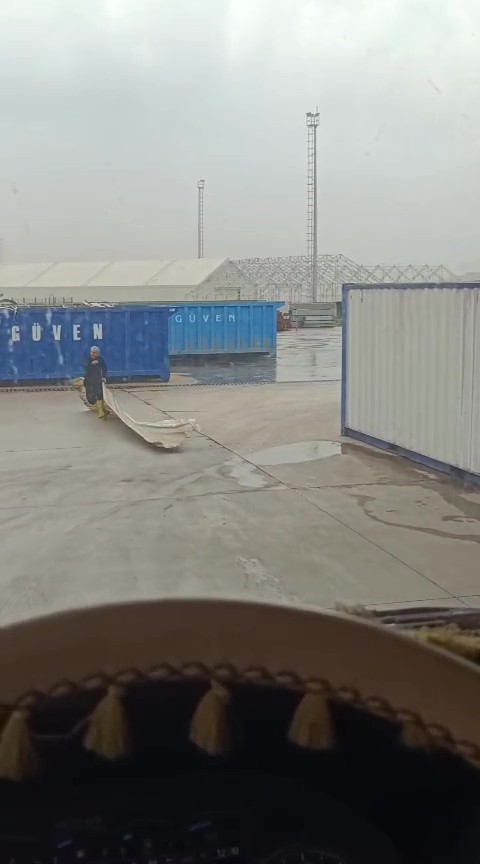 Kocaeli’yi fırtına vurdu: Evlerin çatıları uçtu, vatandaş tenteyle birlikte savruldu