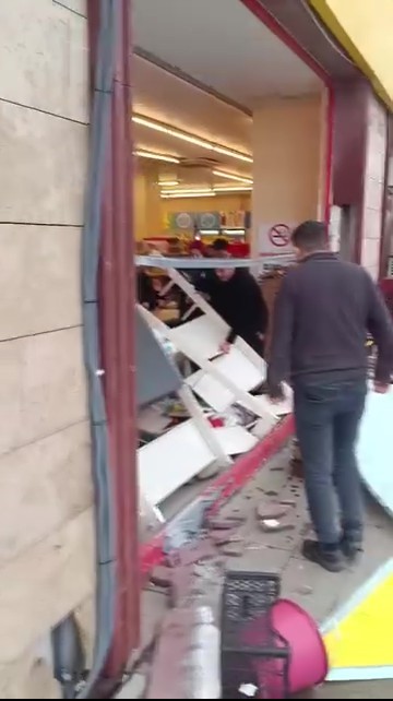 Kocaeli’yi fırtına vurdu: Evlerin çatıları uçtu, vatandaş tenteyle birlikte savruldu