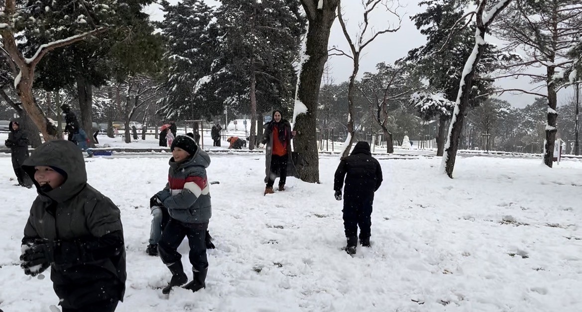 Çamlıca’da çocuklar karın keyfini doyasıya çıkardı