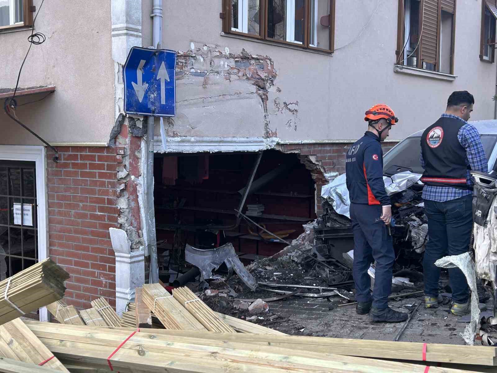 Beykoz’da feci kaza: Kamyon dükkana daldı, 2 kişi hayatını kaybetti