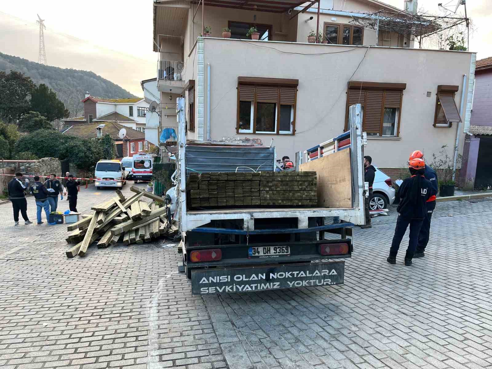 Beykoz’da feci kaza: Kamyon dükkana daldı, 2 kişi hayatını kaybetti