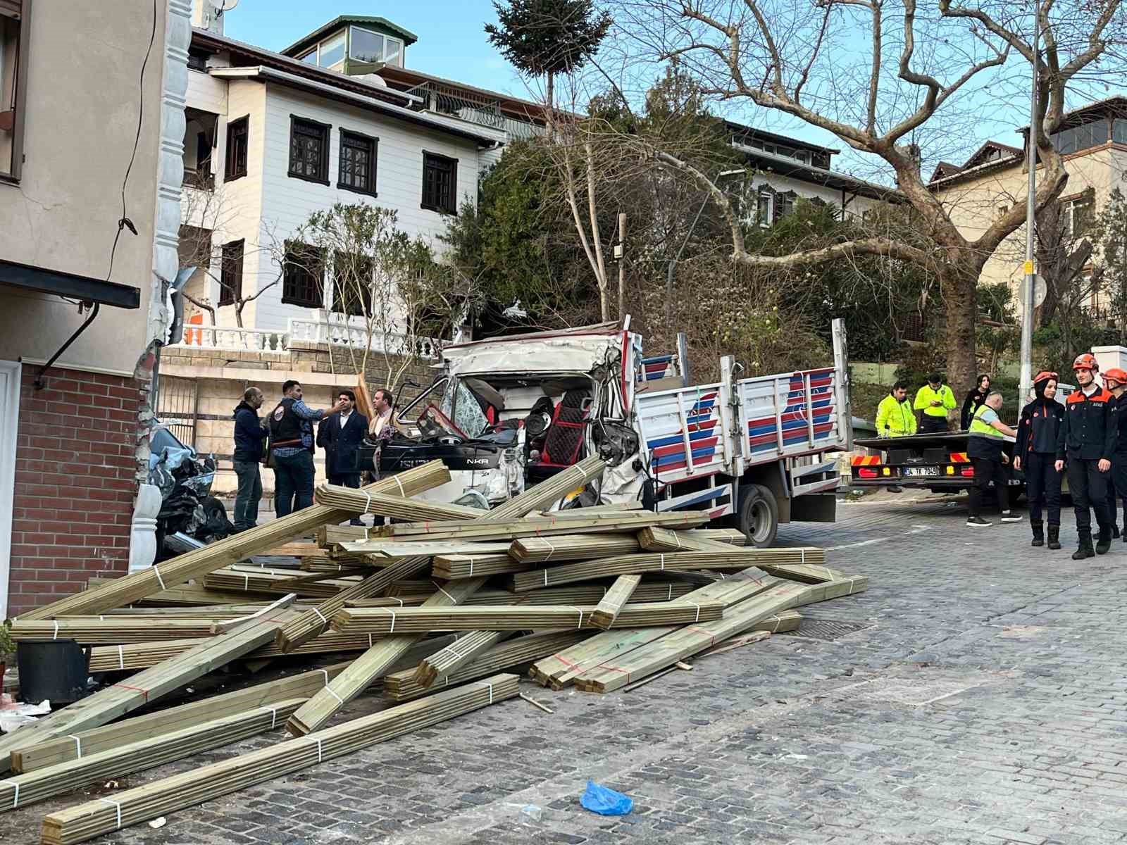 Beykoz’da feci kaza: Kamyon dükkana daldı, 2 kişi hayatını kaybetti