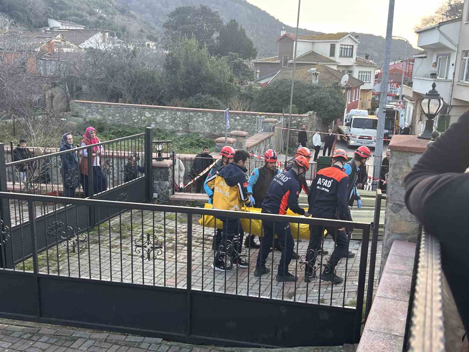 Beykoz’da feci kaza: Kamyon dükkana daldı, 2 kişi hayatını kaybetti