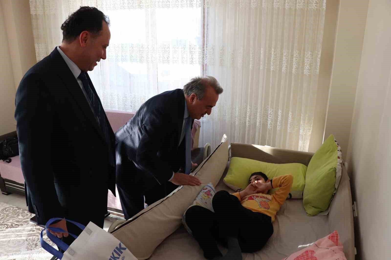 Bilecik’te evde eğitim öğrencisine karne sevinci