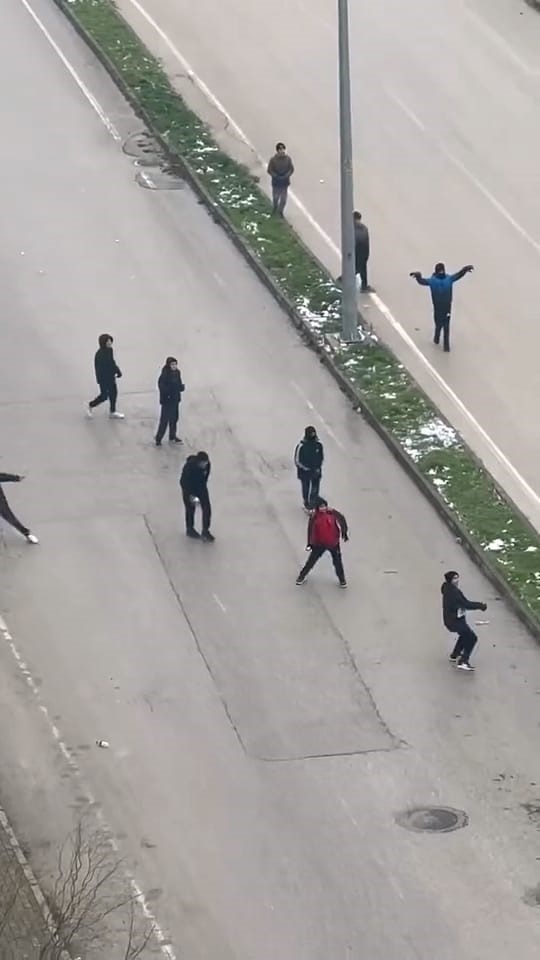 İnegöl’de kar topu gerginliği: Otobüs şoförü çocukları sopayla kovaladı