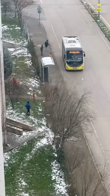İnegöl’de kar topu gerginliği: Otobüs şoförü çocukları sopayla kovaladı