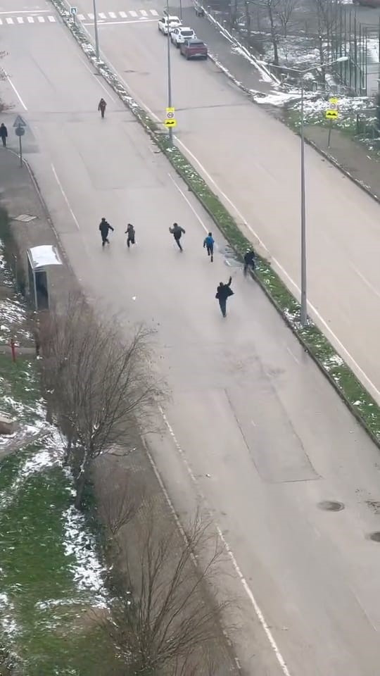 İnegöl’de kar topu gerginliği: Otobüs şoförü çocukları sopayla kovaladı