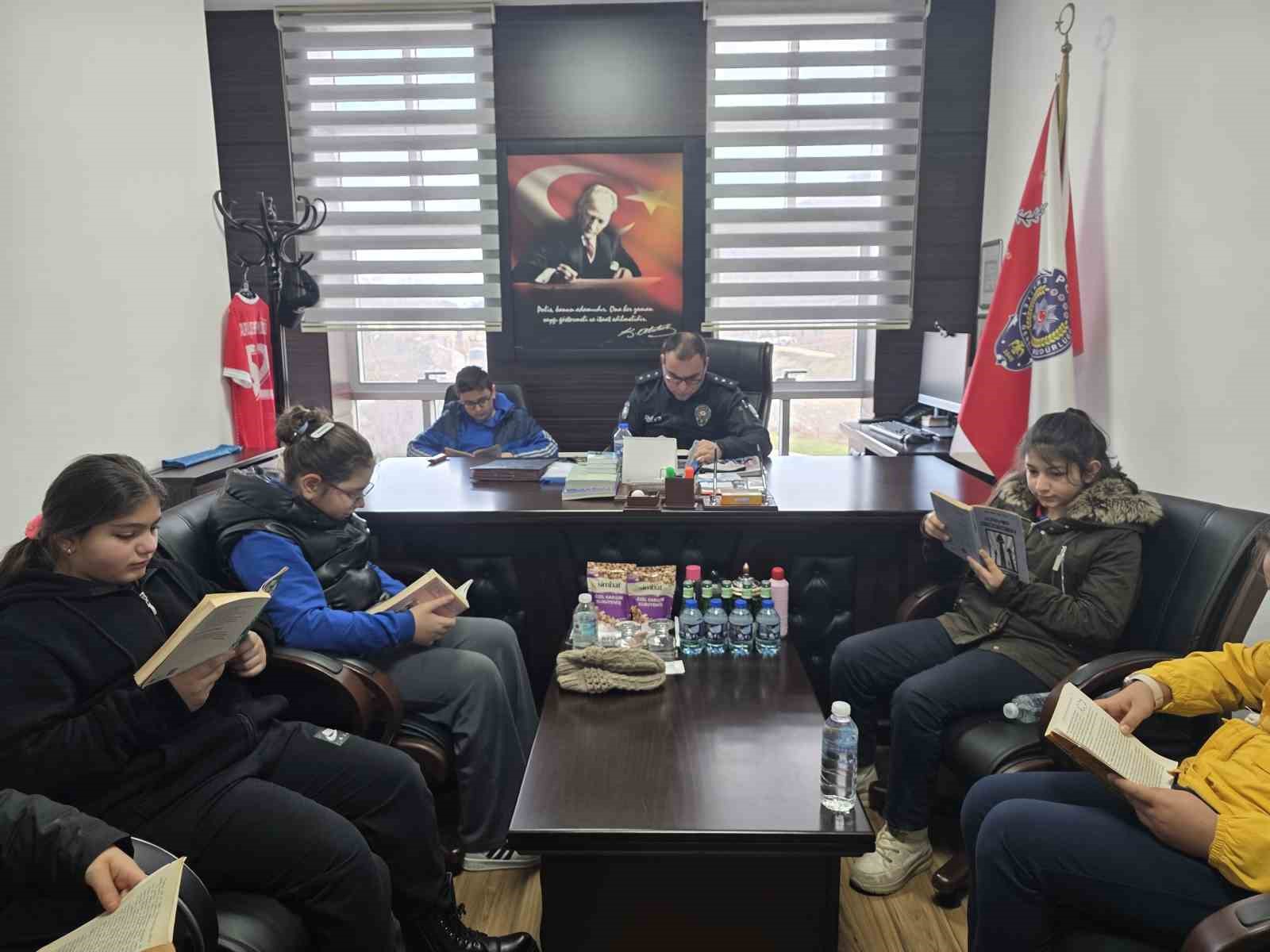 Ordu’da minikler kitaplarını emniyet teşkilatı birlikte okudu