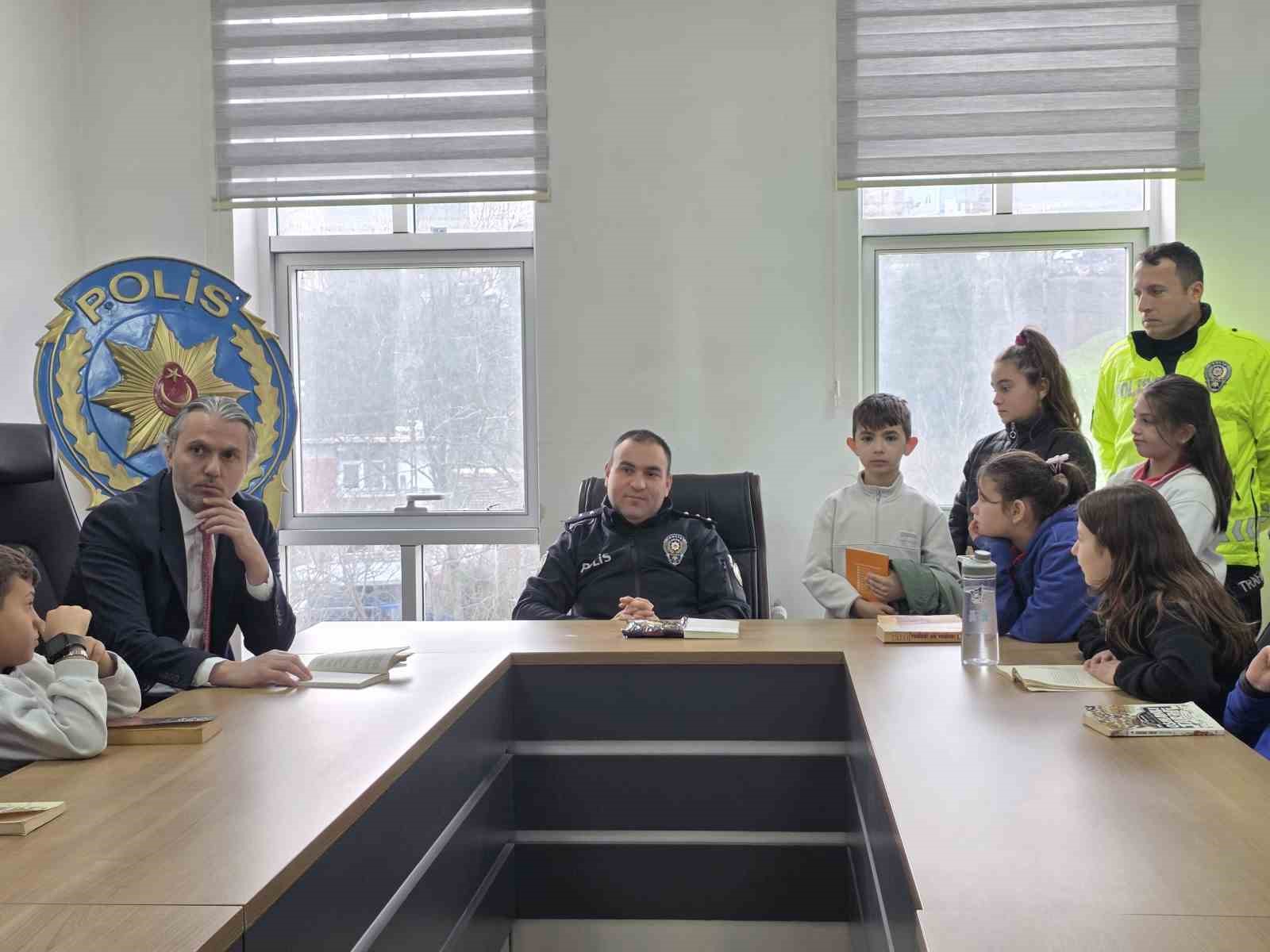 Ordu’da minikler kitaplarını emniyet teşkilatı birlikte okudu