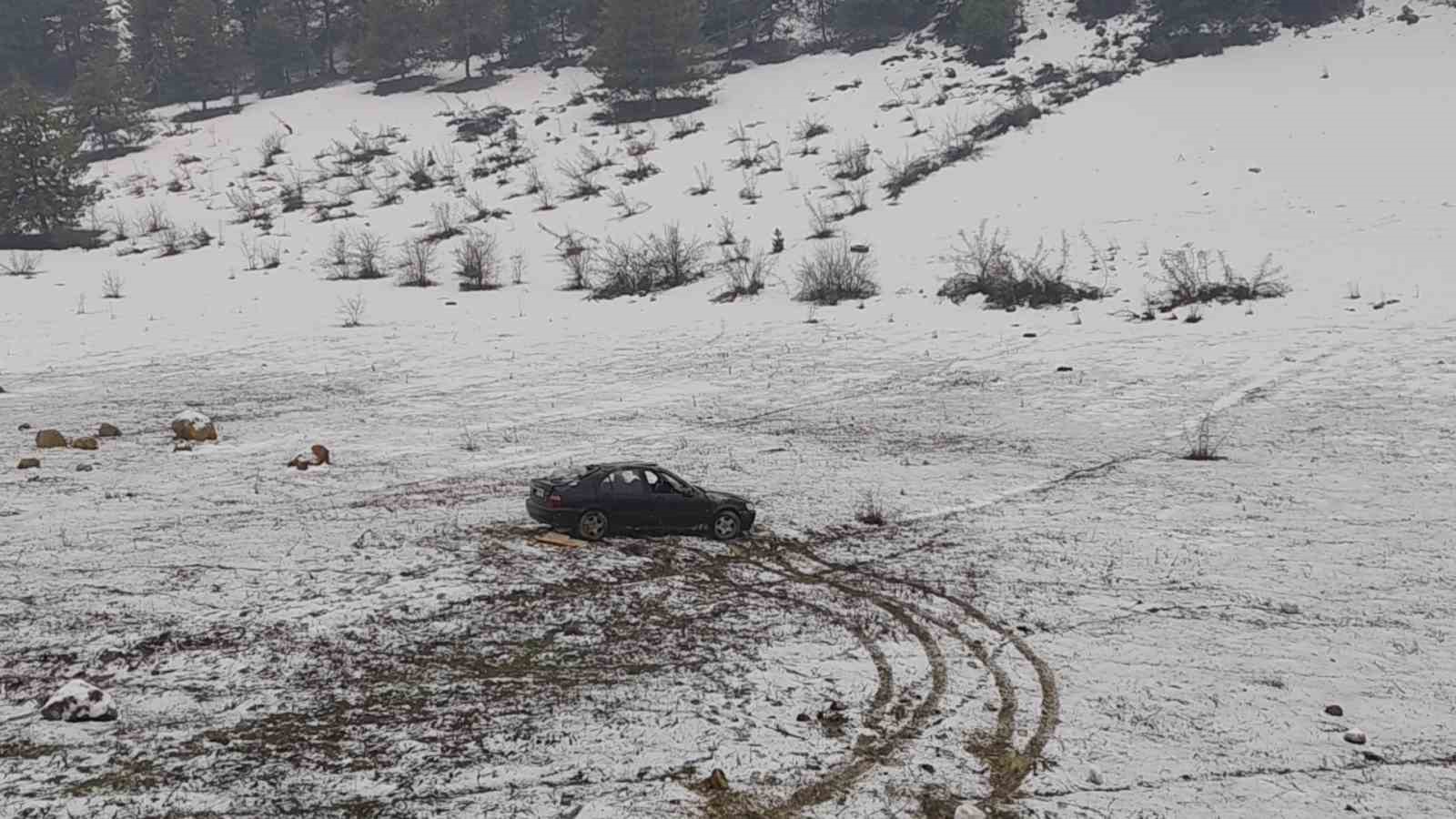 Boş araziye uçan otomobilin sürücüsü yaralandı