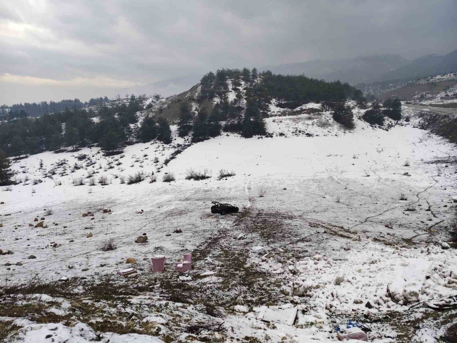 Boş araziye uçan otomobilin sürücüsü yaralandı