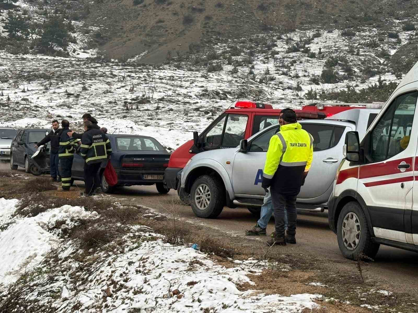 Boş araziye uçan otomobilin sürücüsü yaralandı