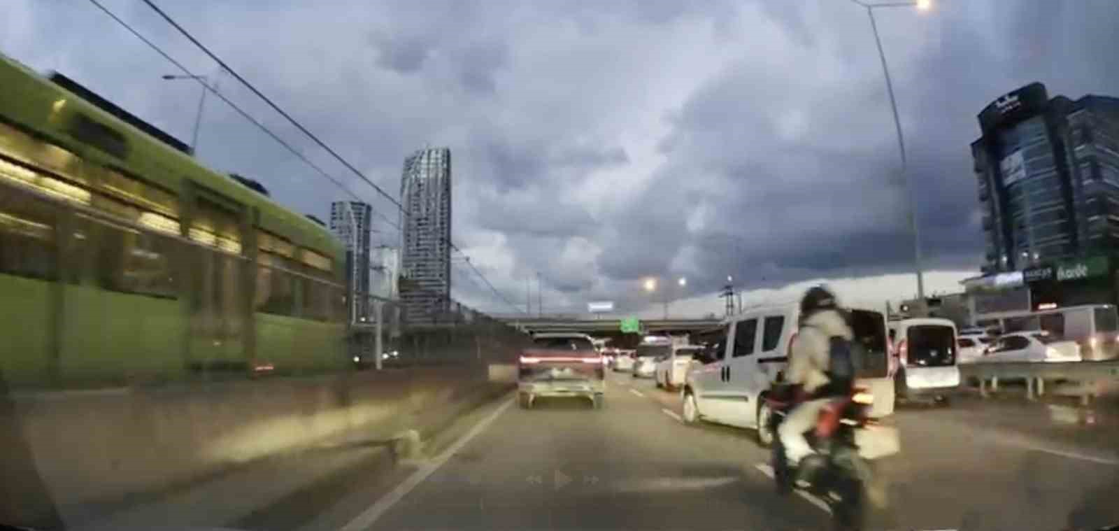 Bursa’da pes dedirten anlar: Motosikletliyle çarpıştı, ilk işi aracına bakmak oldu