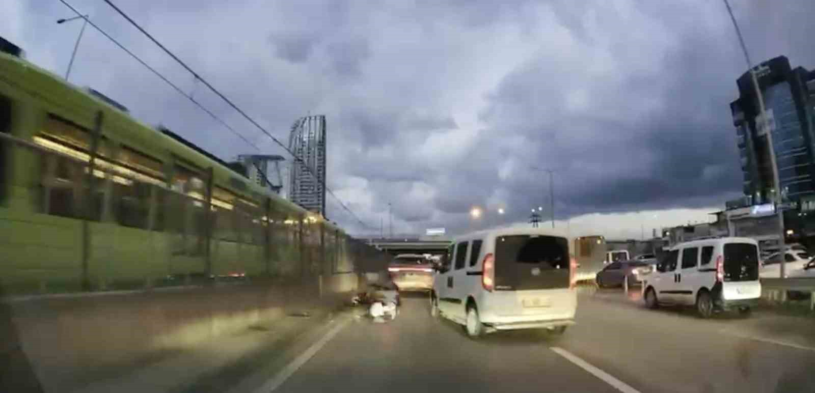 Bursa’da pes dedirten anlar: Motosikletliyle çarpıştı, ilk işi aracına bakmak oldu