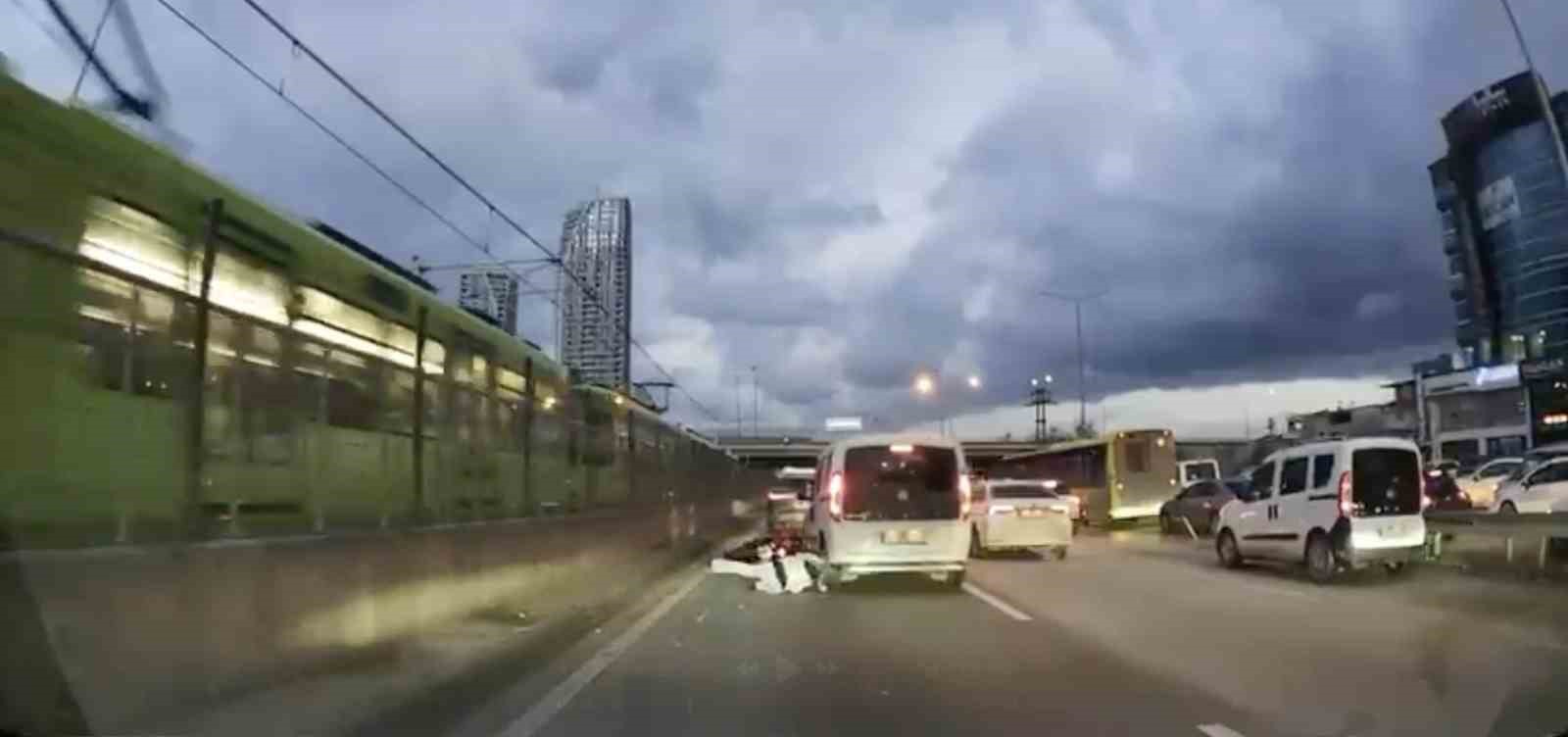 Bursa’da pes dedirten anlar: Motosikletliyle çarpıştı, ilk işi aracına bakmak oldu